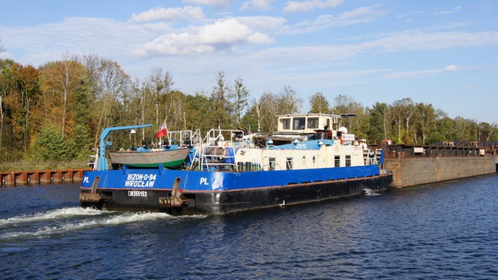 Schubboot Bizon 0-94 unterwegs auf dem Oder - Havel - Kanal bei Marienwerder in Richtung Eberswalde. 03.10.12 15:30 Uhr.