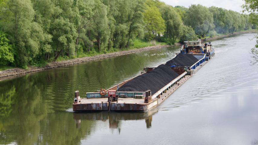 Schubboot Bizon - B - 29 aus Bydgoszcz mit Schubverband am  24.05.13 um 09:51 Uhr
auf der Hohensaaten - Friedrichstaler Wasserstrae bei Stolpe in Richtung Hohensaaten. Bild 1