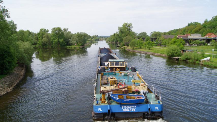 Schubboot Bizon - B - 29 aus Bydgoszcz mit Schubverband am  24.05.13 um 09:51 Uhr
auf der Hohensaaten - Friedrichstaler Wasserstrae bei Stolpe in Richtung Hohensaaten. Bild 2