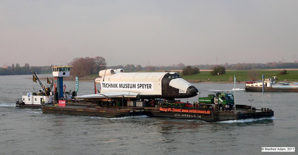 Schubboot Broedertrouw 2 mit Raumfhre Buran vor der Rheinwerft Krefeld-Uerdingen am 07.04.2008