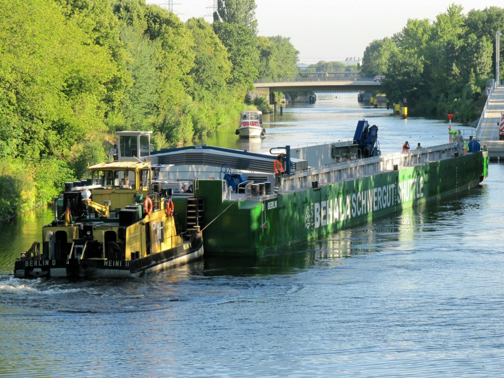 Schubboot   HEINI II  , 05609210 , 10,74 x 5 , manvriert den GSL Ursus im Charlottenburger Verbindungskanal an die RoRo-Rampe. 19.07.2013