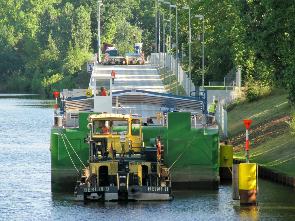 Schubboot   HEINI II (05609210) un der  GSL URSUS an der RoRo-Rampe im Charlottenburger Verbindungskanal. Im Hintergrund , am Ende der Rampe - das Goldhofer-Modulfahrzeug. 19.07.2013