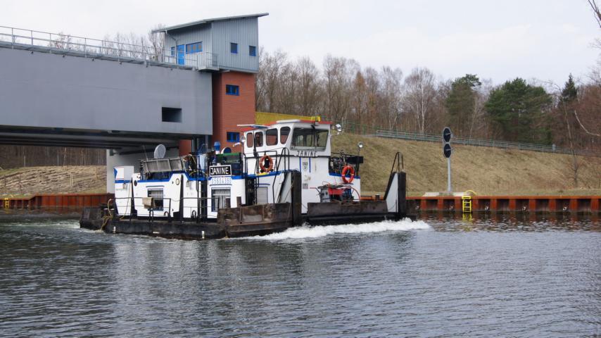 Schubboot Janine aus Hennigsdorf am 18.04.13 14:00 Uhr auf dem Oder-Havel-Kanal bei Marienwerder 