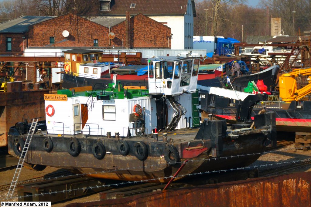 Schubboot Martin Oelrich (ENI 02326555) am 10.02.2012 auf der Helling der Meidericher Schiffswerft im Duisburger-Ruhrorter Hafen (Becken A). Lnge: 16,67 m, Breite: 8,07 m, Tiefgang: 1,40 m.