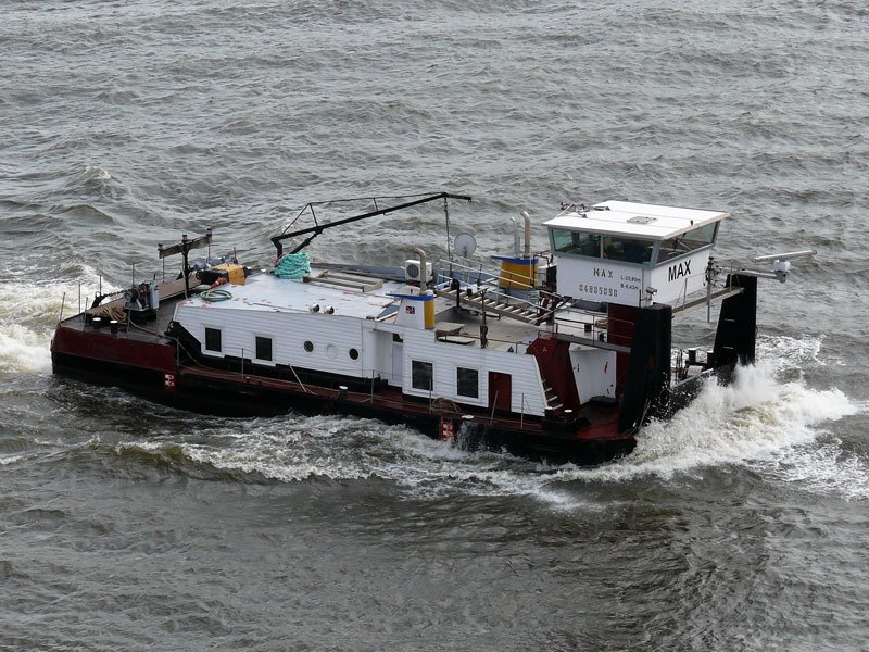 Schubboot MAX (04805090) L: 20,8 m, B: 8,43 m auf der Elbe in Hamburg; 15.09.2009
