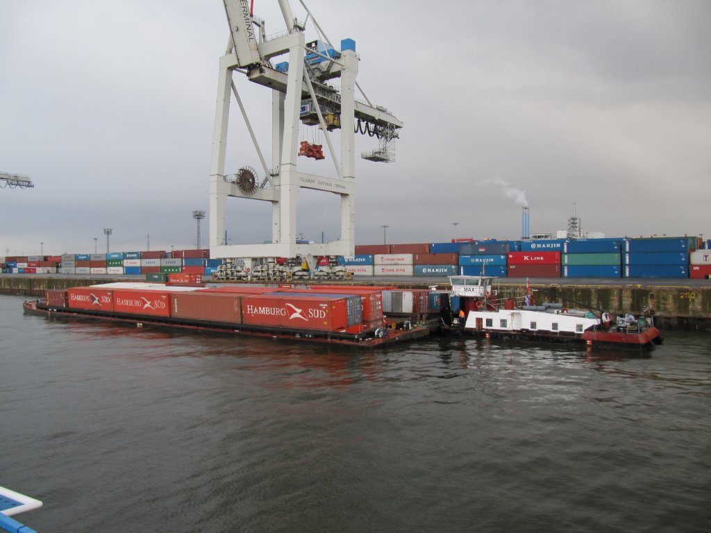 Schubboot Max am 28.03.2010 beim Koppeln seines Verbandes am Containerterminal Tollerort im Hamburger Hafen. 