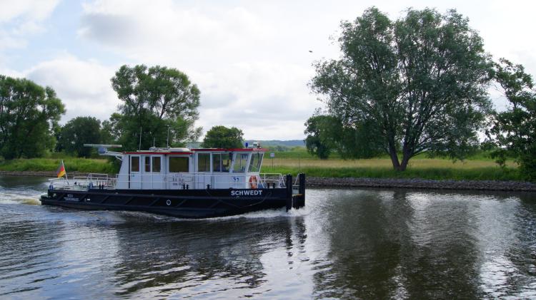 Schubboot Schwedt am 15.07.13 um 9:00 Uhr in der Hohensaaten - Friedrichstaler Wasserstrae, Hhe Lunow, Fahrt in Richtung Hohensaaten