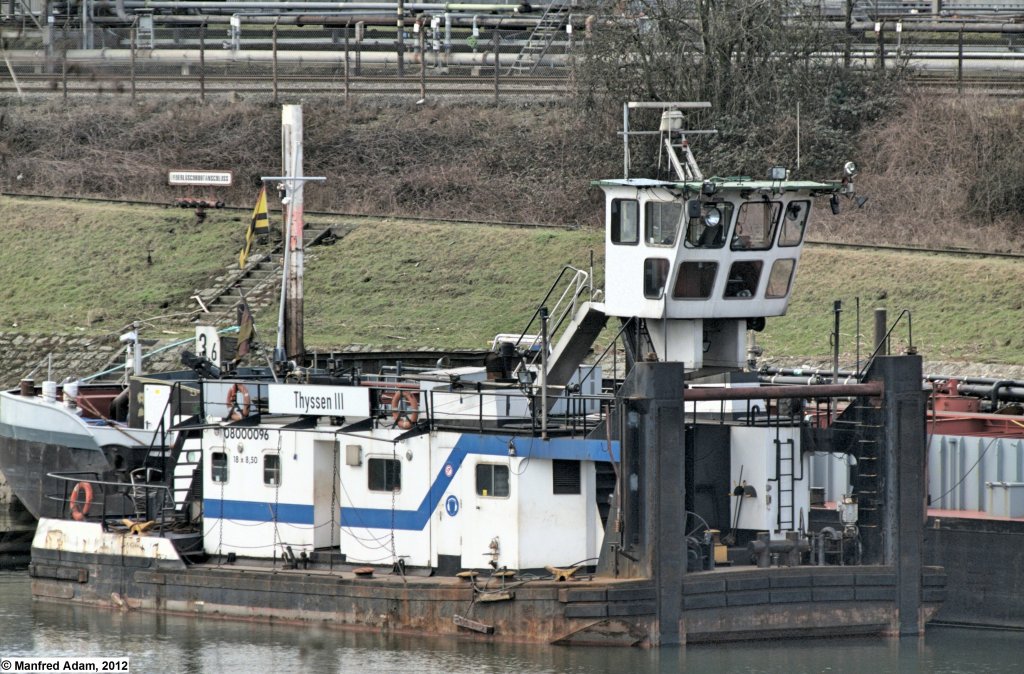 Schubboot Thyssen III (ENI 08000096) am 11.03.2012 im Becken A des Duisburg-Ruhrorter Hafens. Länge: 18,02 m, Breite: 8,5 m, Tiefgang: 1,54 m, Leistung: 2 x 798 kW, Baujahr: 1972.