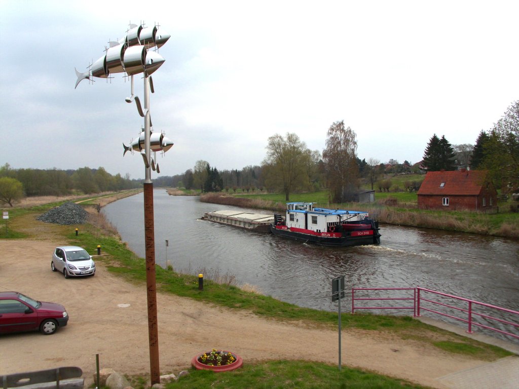 SCHUBER 2413 ENI 05602720, MMSI 211518780, passiert hier die Krummesser Straenbrcke und den Parkplatz am ELK mit Kurs Lbeck...
Der Schuber 2413 macht seine Reise ohne AIS-Meldungen, wohl um Niemand zu zeigen wo er gerade ist...  Aufgenommen: 18.4.2012