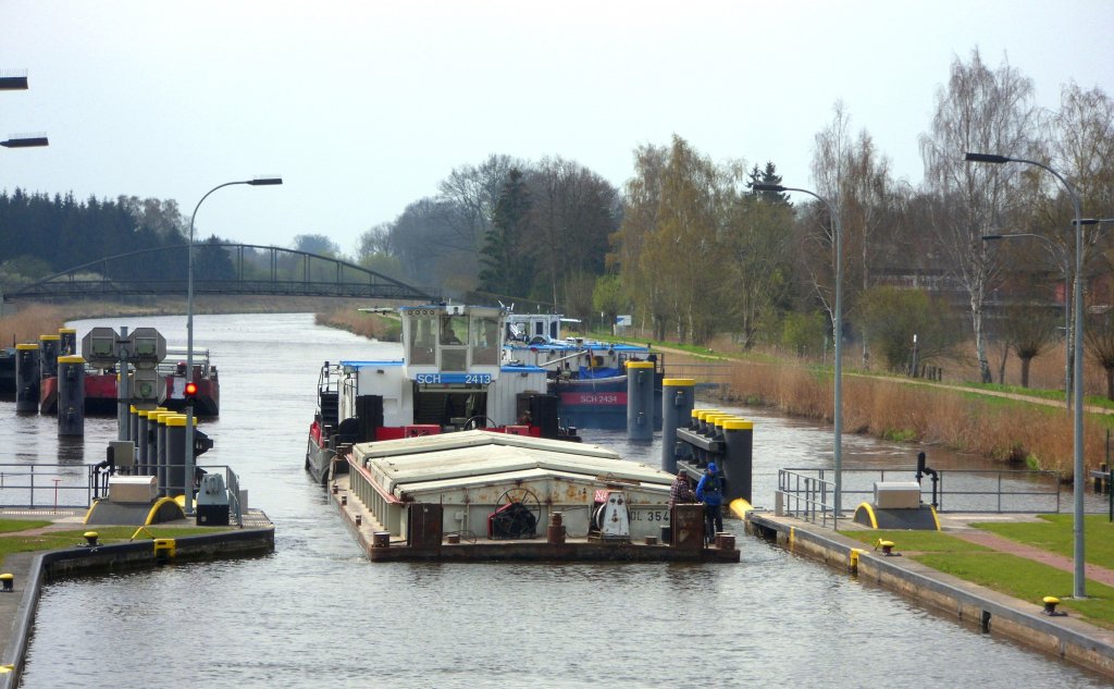 SCHUBER 2413 ENI 05602720 MMSI 211518780, mit GLS 3549 in geheimer Mission ohne AIS-Signal einlaufend Berkenthiner ELK Schleuse, unterwegs nach Lbeck...  Aufgenommen: 18.4.2012