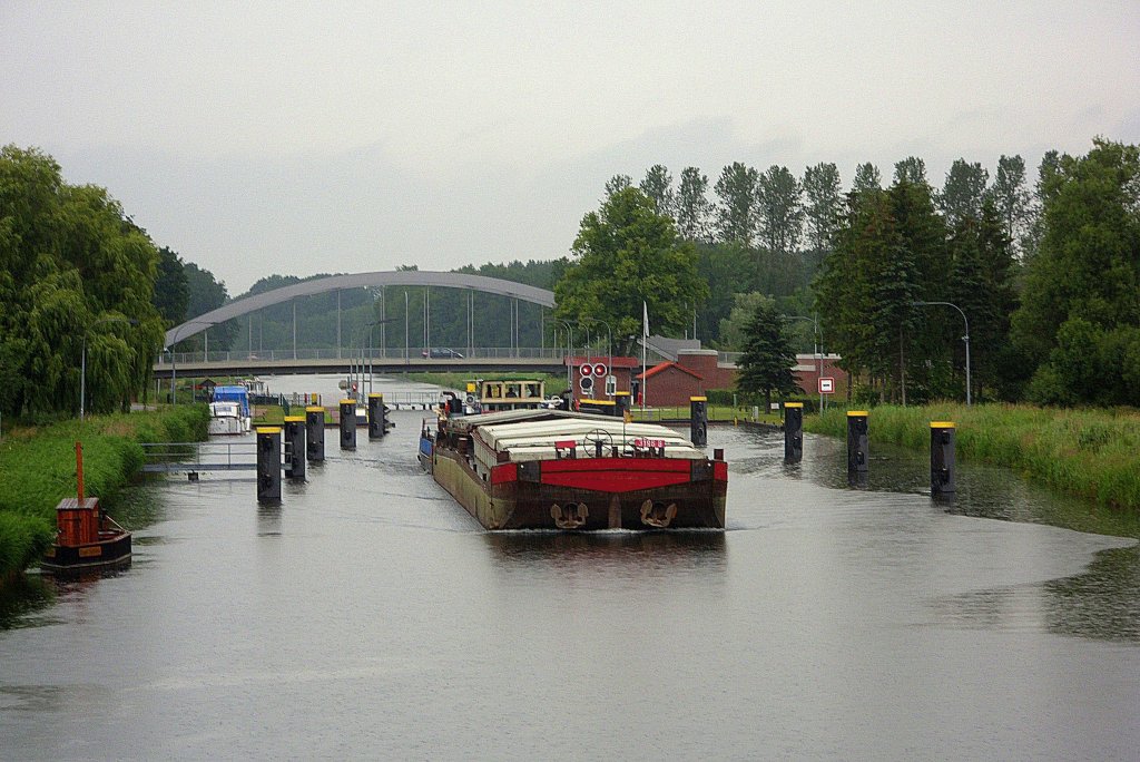 SCHUBER BIZON-0-118 ENI 08355099. kommt aus der Berkenthiner ELK-Schleuse...
Aufgenommen: 27.6.2012