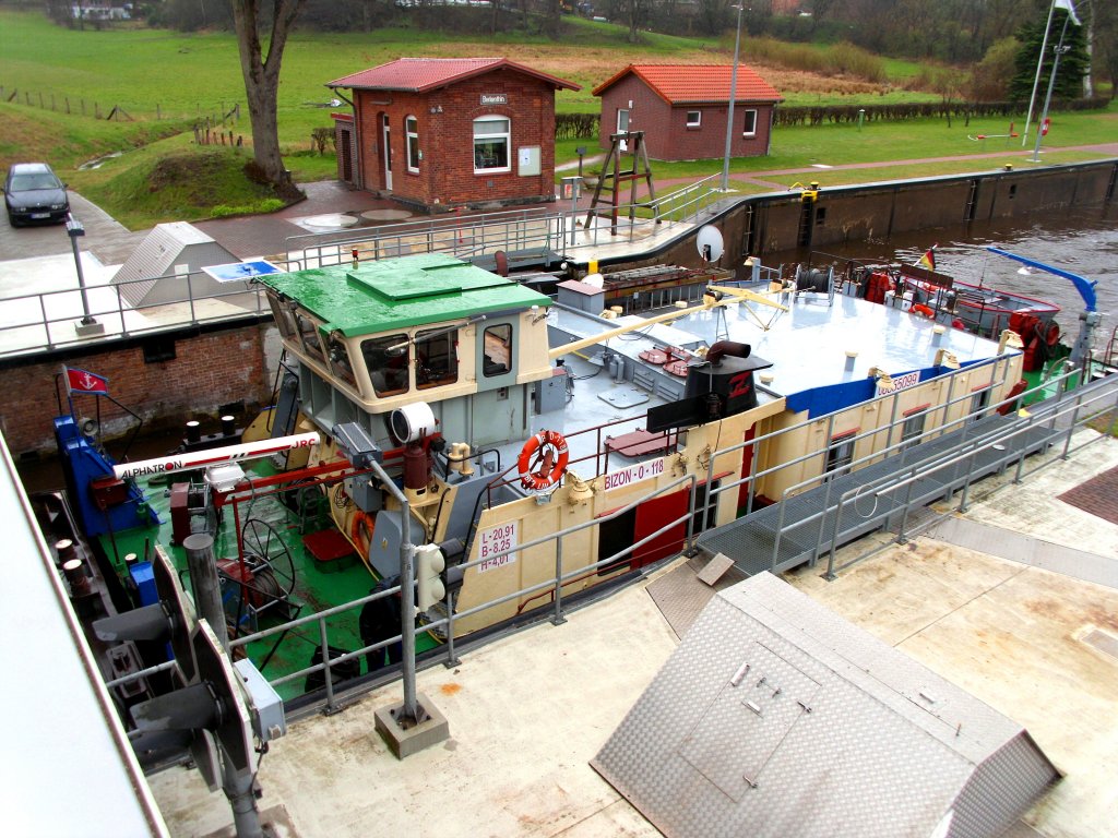 SCHUBER BIZON-0-118 ENI 08355099, schiebt 2 seiner 3 Leichter aus der Berkenthiner ELK-Schleuse...  Aufgenommen: 3.4.2012