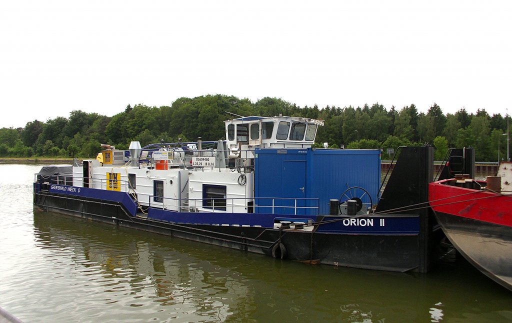 SCHUBER ORION II, ENI 05609480, schiebt 4 leere Leichter im Oberwasser in den Hebetrog des ESK-Hebewerk Lneburg/Scharnebeck...  Aufgenommen: 31.5.2012