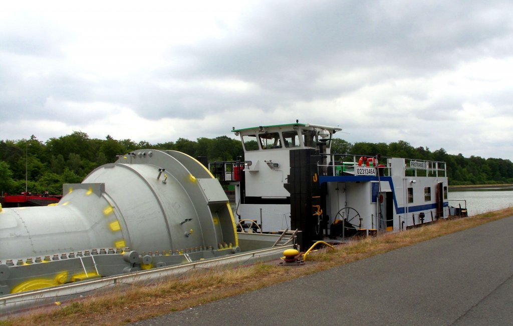 Schuber PROTRANS 1 ENI 02313464, liegt mit dem geladenen Siemens-Grogert im Oberwasser des Hebewerk Lneburg / Scharnebeck in Warteposition...
Aufgenommen: 31.05.2012