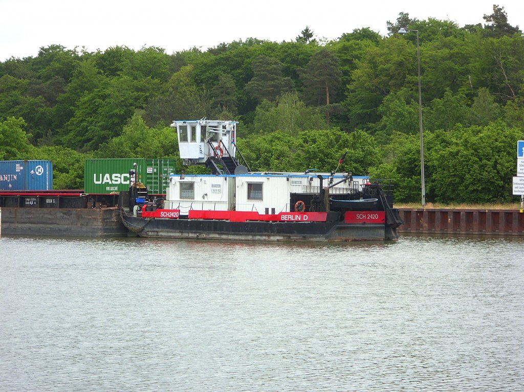 SCHUBER SCH 2420, ENI 05502220, liegt an der Pier im Oberwasser des Hebewerk Lneburg/Scharnebeck ...
Aufgenommen: 31.5.2012