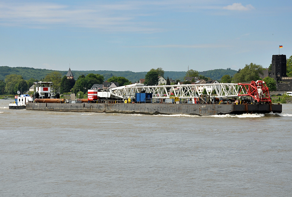 Schubschiff  Bffel  und Schwimmkranponton  Atlas  auf dem Rhein bei Remagen - 27.05.2013