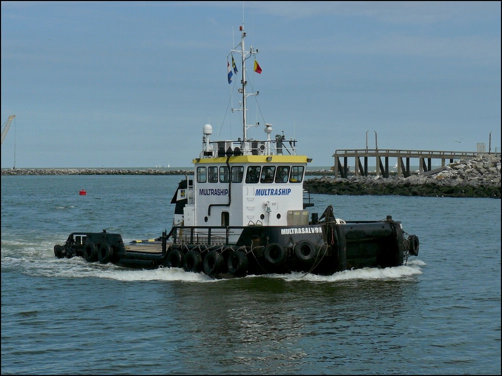 Schubschiff Multrasalvor in der Hafeneinfahrt von Oostende.  11.08.2010