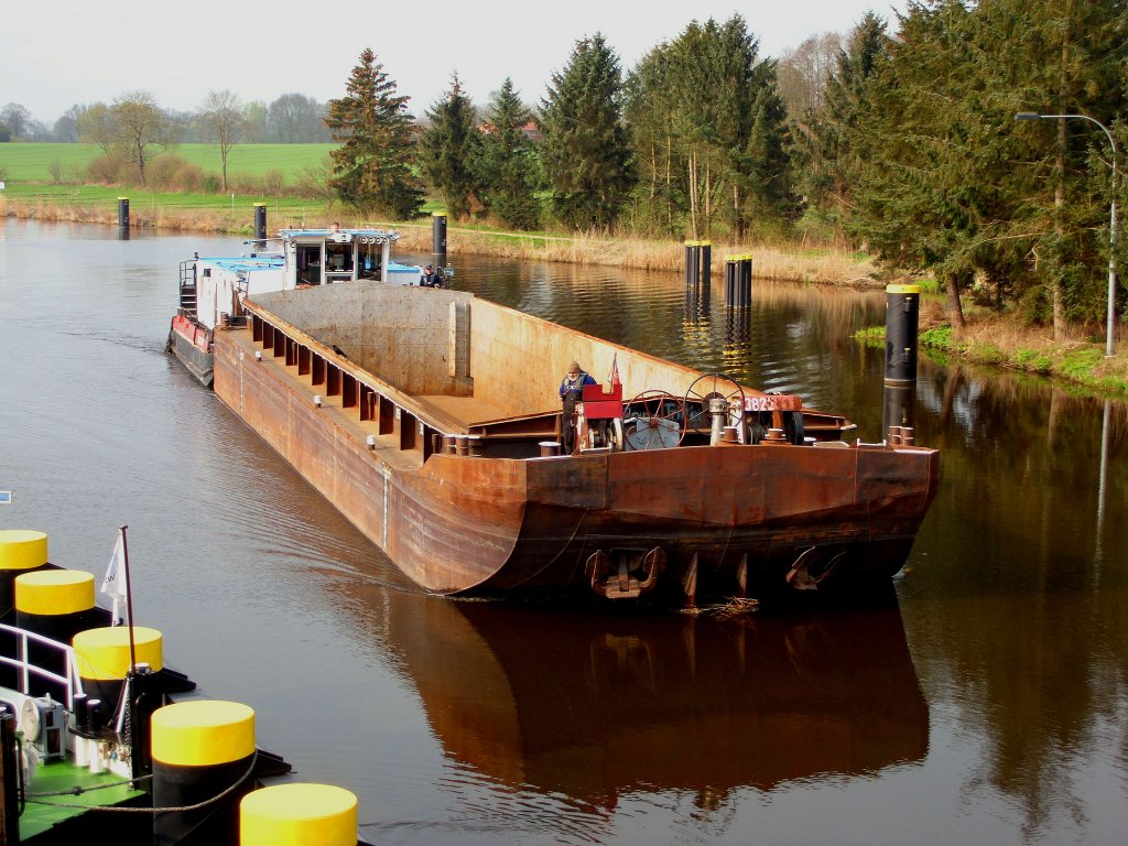 Schubschiff SCH 2434 ENI 05603720 mit Heimathafen Berlin luft mit abgesenktem Fahrstand in die Bssauer ELK-Schleuse mit einem leeren LEICHTER 3822B ENI 05610570  ein...
Aufgenommen: 15.4.2012