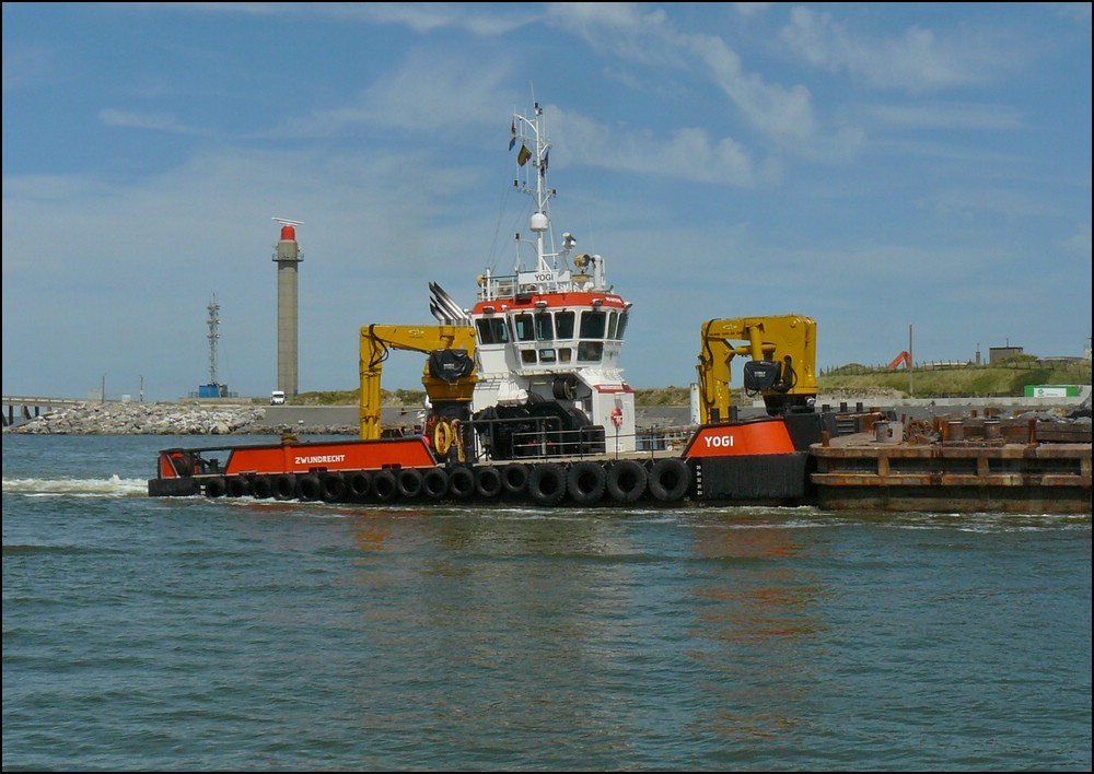 Schubschiff  YOGI  schiebt den leeren Lastkahn in den Oostender Hafen.  11.08.2010 