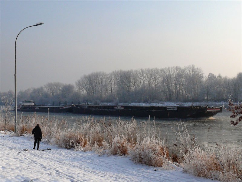 Schubverband bestehend aus NIEDERSACHSEN und Schubleichter HANNOVER 2 bei Eisgang auf dem unteren Schleusenkanal Geesthacht; 07.01.2010
