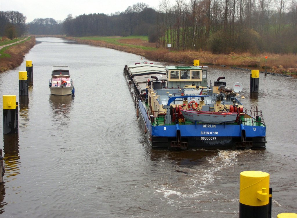 SCHUBVERBAND BIZON-0-118 ENI 08355099, schiebt 2 seiner 3 Leichter aus der ELK-Schleuse Berkenthin an die Dalben Richtung Lbeck... Aufgenommen: 3.4.2012