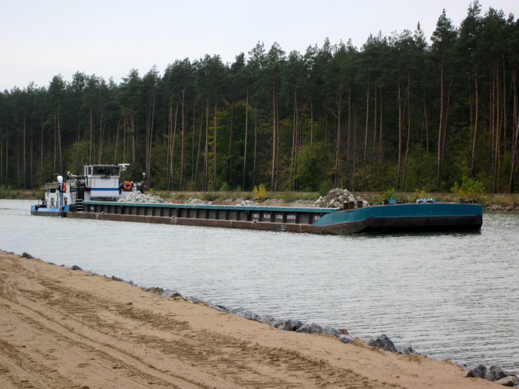 Schubverband der ED-Line , bestehend aus Sch 2334 (05604450) und dem SL ED 42 (04802740 , 61,04 x 8,20) am 12.10.2012 auf dem Oder-Havel-Kanal stlich von Eberswalde kurz vor der Baustelle an der L291.