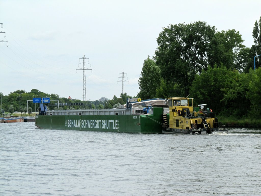 Schubverband GSL URSUS (04810440) und SB HEINI II (05609210) biegen am 19.07.2013 vom Charlottenburger Verbindungskanal in den Westhafenkanal und fahren zum Westhafen.