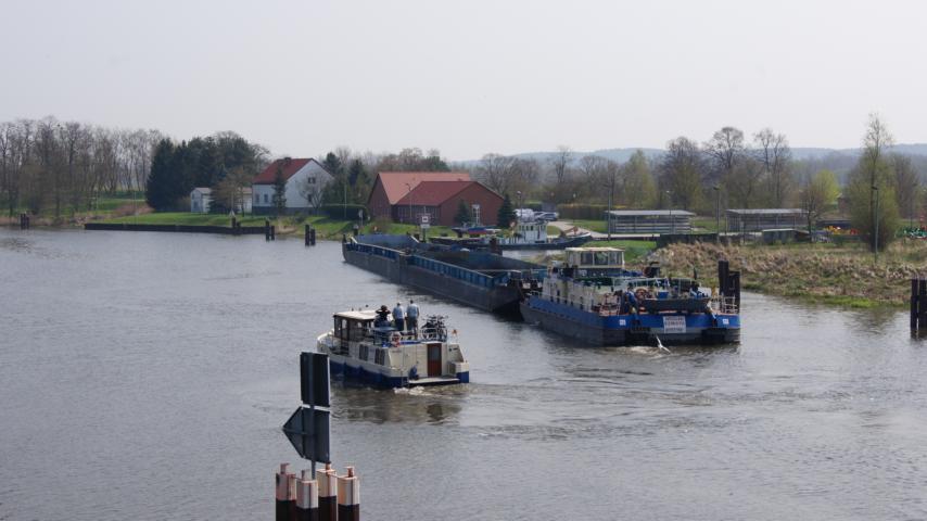 Schubverband mit Schubschiff Bizon 114 - Wroclaw wartet auf Einfahrt in die Schleuse Hohensaaten, aus Niederfinow kommend - am 26.04.2013 gegen 10:30 Uhr