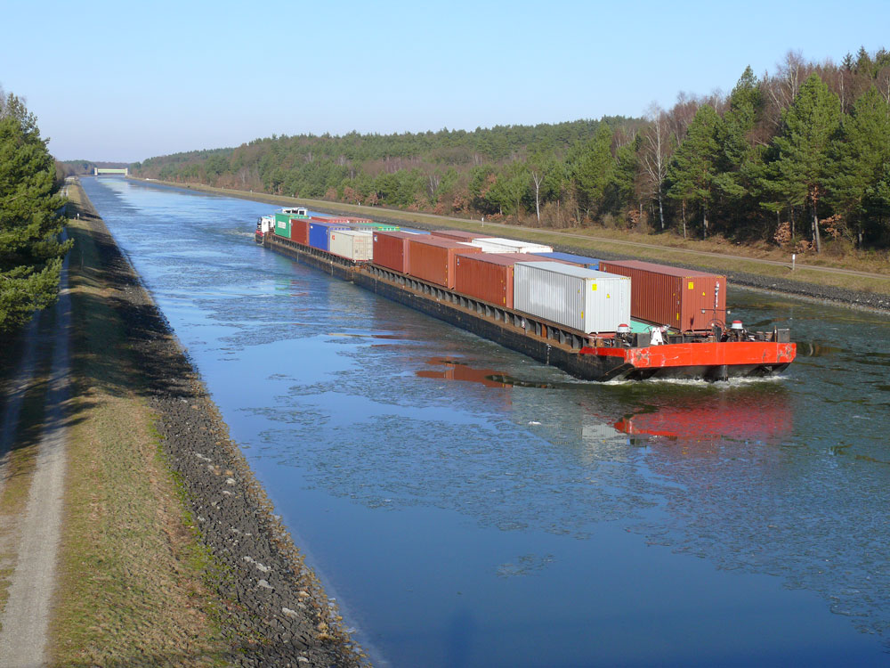 Schubverband mit Stromschubschiff SCH 2415, Berlin (5603810) auf dem Elbe-Seitenkanal (ESK) bei Lneburg in Richtung Edesbttel; 28.01.2011
