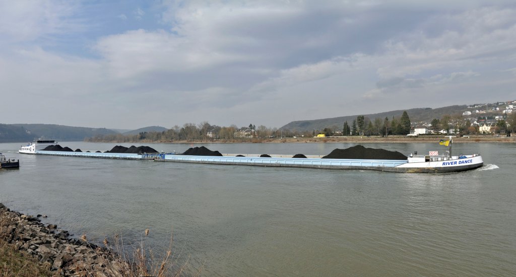 Schubverband  RIVER DANCE  mit Kohle unterwegs auf dem Rhein bei Remagen - 08.03.2013