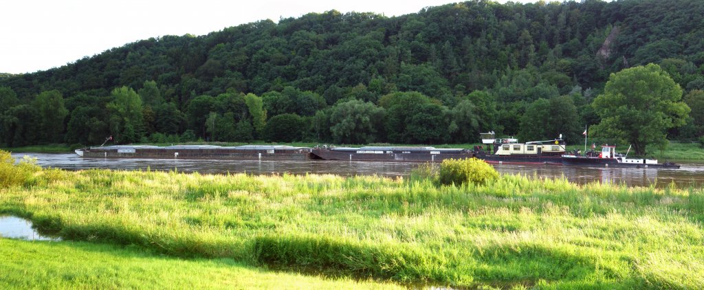 Schubverband TR-23 mit Vorspannschlepper M 7 vor Anker bei Meissen am 24.07.2011