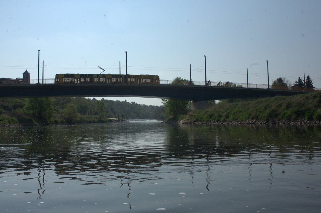  Schulterblick  aus dem Kajak auf das Wehr von Bad Drrenberg (Sachsen Anhalt) am Saalekilometer 126,3. Eine Straenbahn berquert die Brcke und links ist ein Teil der historischen Gradierwerksanlagen zu sehen  02.05.2012  gegen 14:33 Uhr  