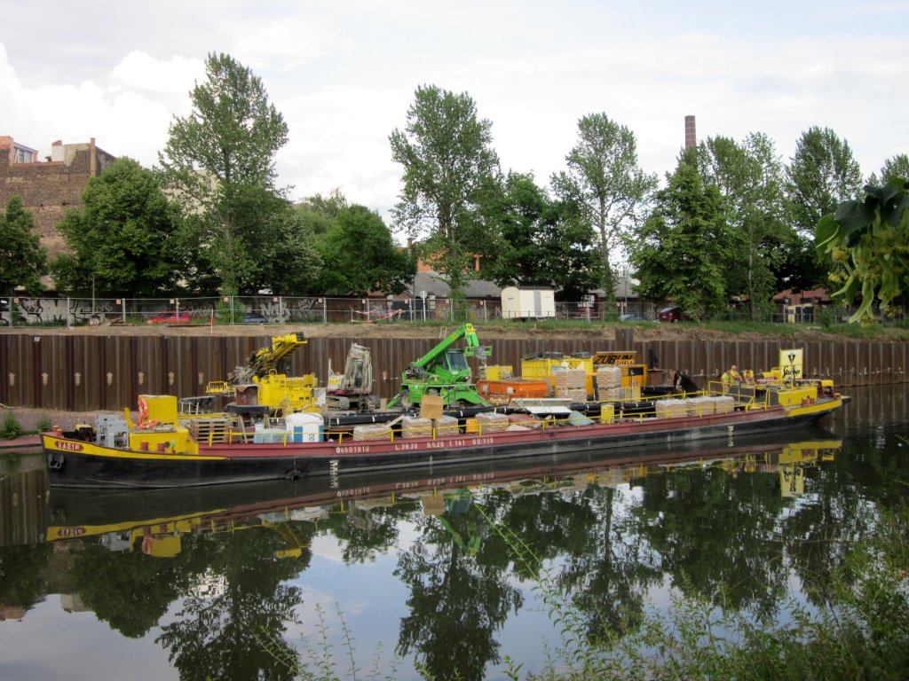 Schute Karin , 04501910 , 38,30 x 5,20 , liefert am 12.06.2012 Baumaterial fr die RoRo-Anlage im Charlottenburger Verbindungskanal.