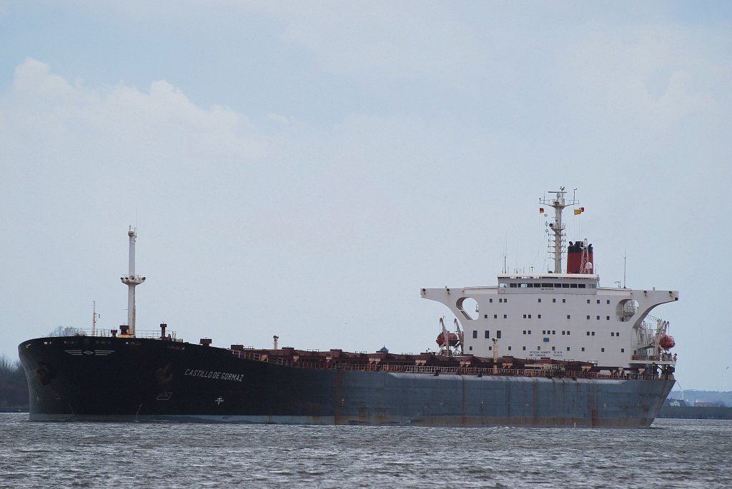 Schwer beladen mit Erz kommt die Castillo De Gormaz IMO-Nummer:8719126 Flagge:Bahamas Lnge:289.0m Baujahr:1989 Bauwerft:China Shipbuilding,Keelung Taiwan nach Hamburg aufgenommen am 28.03.10 von Schulau. 