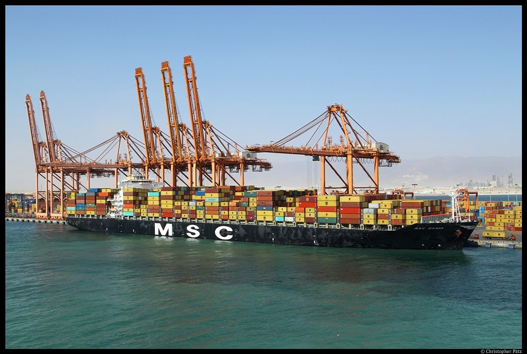 Schwer beladen steht die MSC Rania am 01.12.2012 im Hafen von Salalah (Oman). 