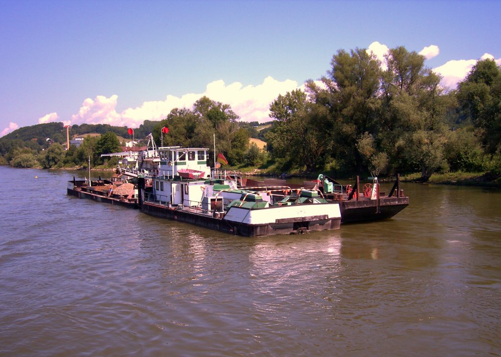 Schwimmbagger LENZING der Reederei L.WURM mit Schubboot auf der Donau, Juni 2007