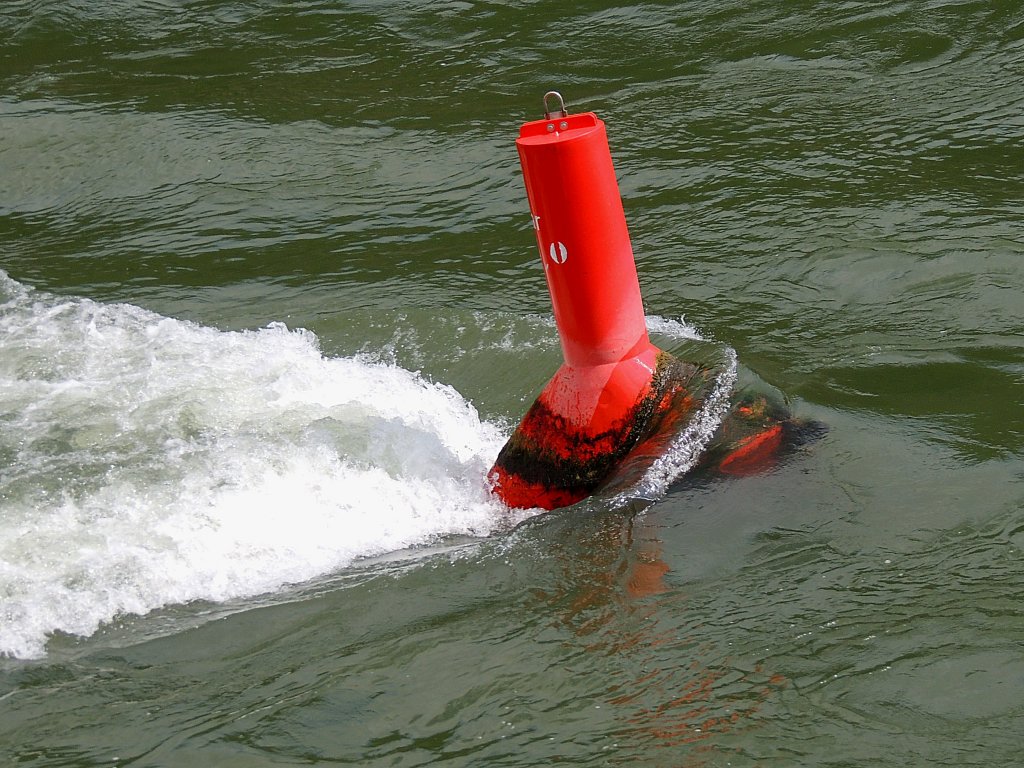 Schwimmendes Fahrwasserzeichen: Rote Tonne/Boje Rechte Begrenzung des Fahrwassers, lsst sich bei KM534 vom Rheinwasser umsplen; 120829