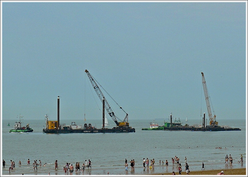 Schwimmkrne aufgenommen in der Nhe der Hafeneinfahrt von Oostende am 10.07.2010