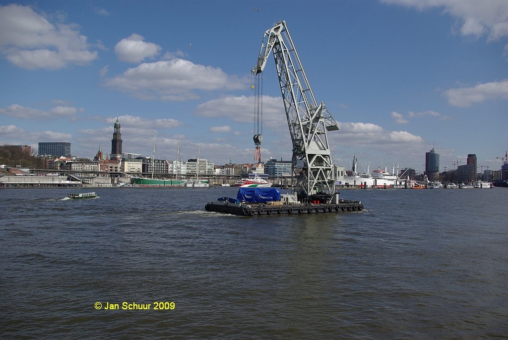 Schwimmkran der HAMBURGER HAFEN UND LOGISTIK AG auf der Norderelbe gegenber dem Hamburger Museumshafen unweit der St. Pauli Landungsbrcken.

Fotostandpunkt Aussichtspunkt am Sdlichen Ende des Alten Hamburger Elbtunnels.

 Jan Schuur 2009