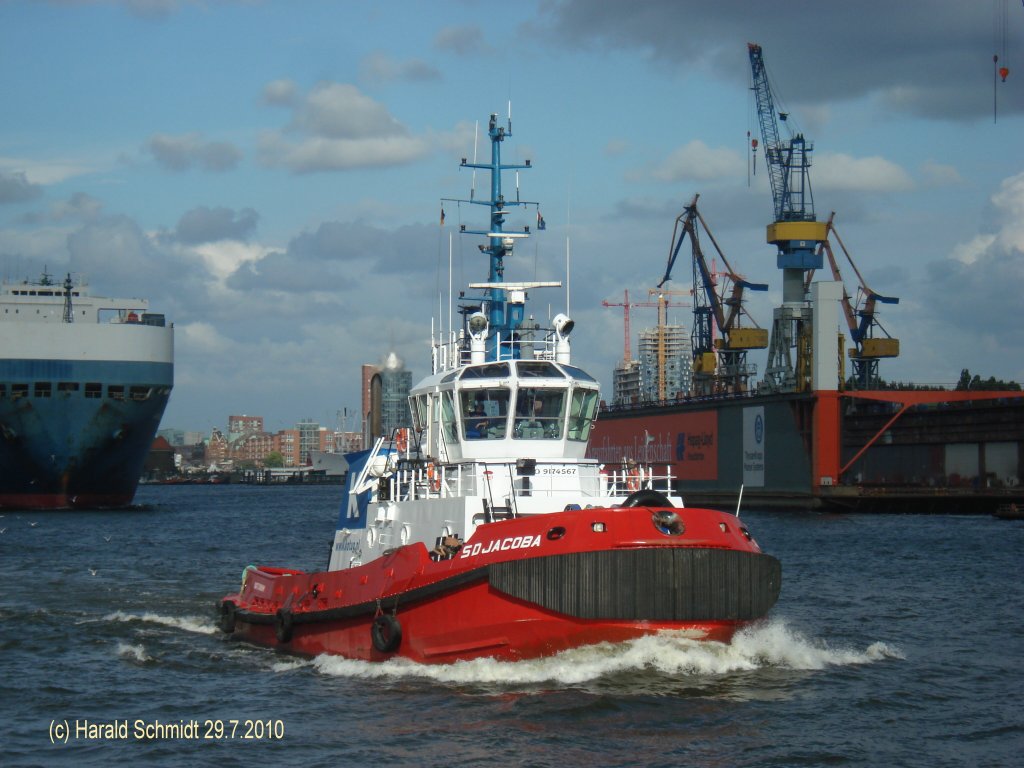 SD JACOBA   IMO 9174567  am 29.7.2010 auf der Norderelbe vor Blohm&Voss
1998 Rotterdam NL / La: 30,8m, B 11,14m, Tg. 4,78m / GT 392 / 2 Caterpillar  1491,5 kW, ges. 2983 kW, 13,2 kn / Zug am Haken 52 t /
