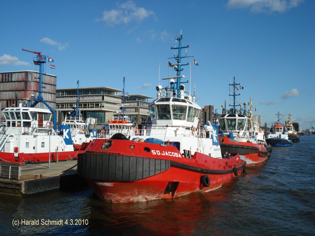 SD JACOBA   (IMO 9174567) am 4.3.2010, Hamburg, Schlepperponton Neumhlen /    
Schlepper / gebaut 1998 / GT 392 / La: 30,8m, B 11,14m, Tg. 4,78m /  2 Caterpillar  1491,5 kW, ges. 2983 kW, 13,2 kn / Pfahlzug 52 t / Heimathafen Rotterdam NL
