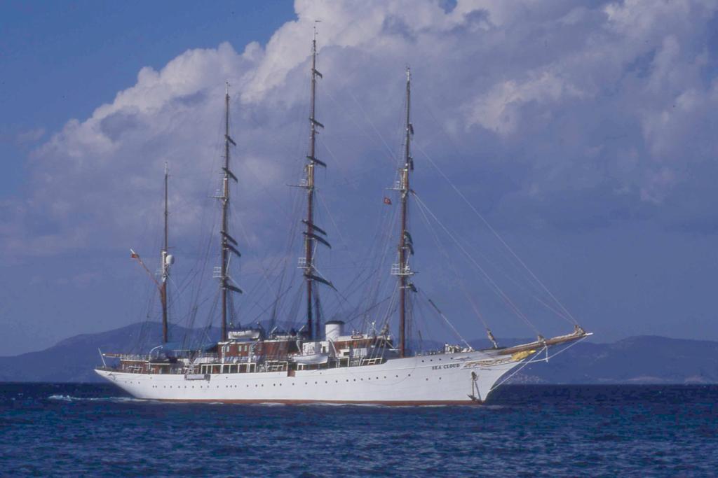 Sea Cloud vor Kusadasi / Trkei / gis
am 30.09.1998