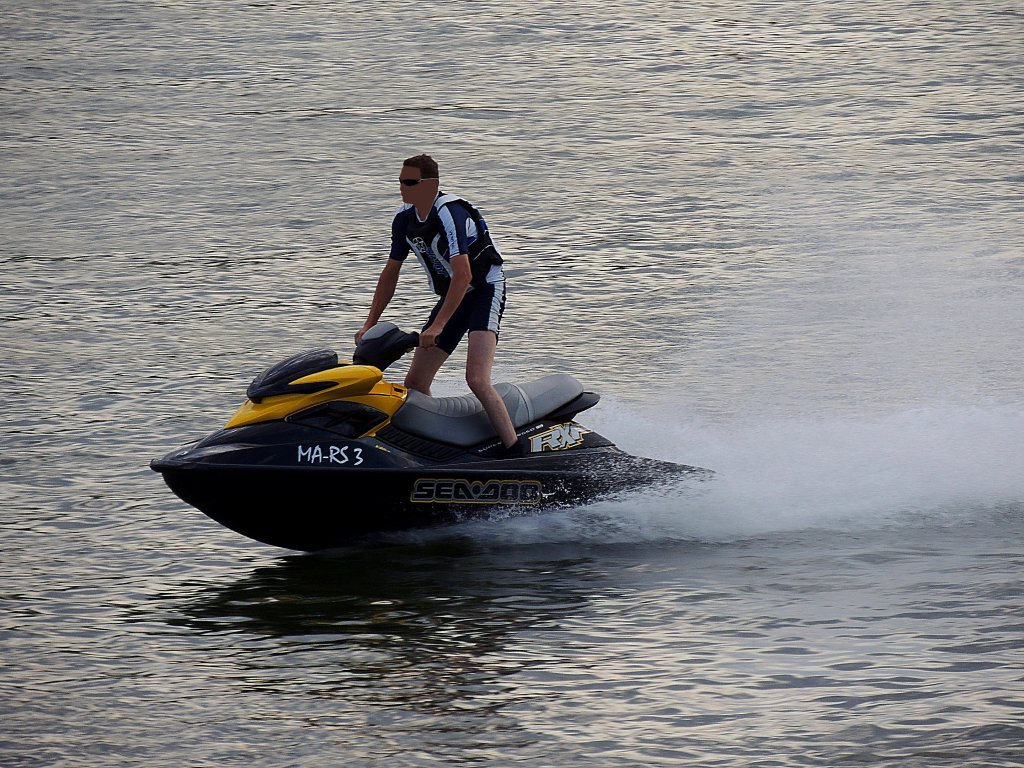 SEA-DOO; flitzt bei Rdesheim auf der Oberflche des Rheins; 120829