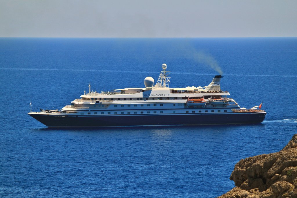 Sea Dream II, Luxus pur fr 110 Passagiere der SeaDream Yacht Club Reederrei. Unter der Flagge der Bahamas lassen sich die Gste von 95 Besatzungsmitgliedern auf der 105m langen und 14,5m breiten Yacht (Bj.1985, umgebaut 2002) bei max. 15 Knoten verwhnen. Hier ist die Sea DreamII vor der Paulusbucht bei Lindos auf Rhodos(Gr) am 11.06.2012 zu sehen.
