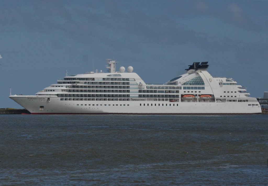 SEABOURN SOJOURN, das Kreuzfahrtschiff liegt im Hafen von Zeebrugge/Belgien vor Anker. Beobachtet am 22.05.2013. Technische Daten: Bauwerft: T. Mariotti Shipyard, Baujahr: 2010, Lnge: 198,00 m, Breite: 25,60 m, Tiefgang: 6,40 m, Geschwindigkeit: 19 Knoten ,Passagierdecks: 15, Passagerie: 450, Heimathafen: Nassau , IMO Nummer: 9417098.