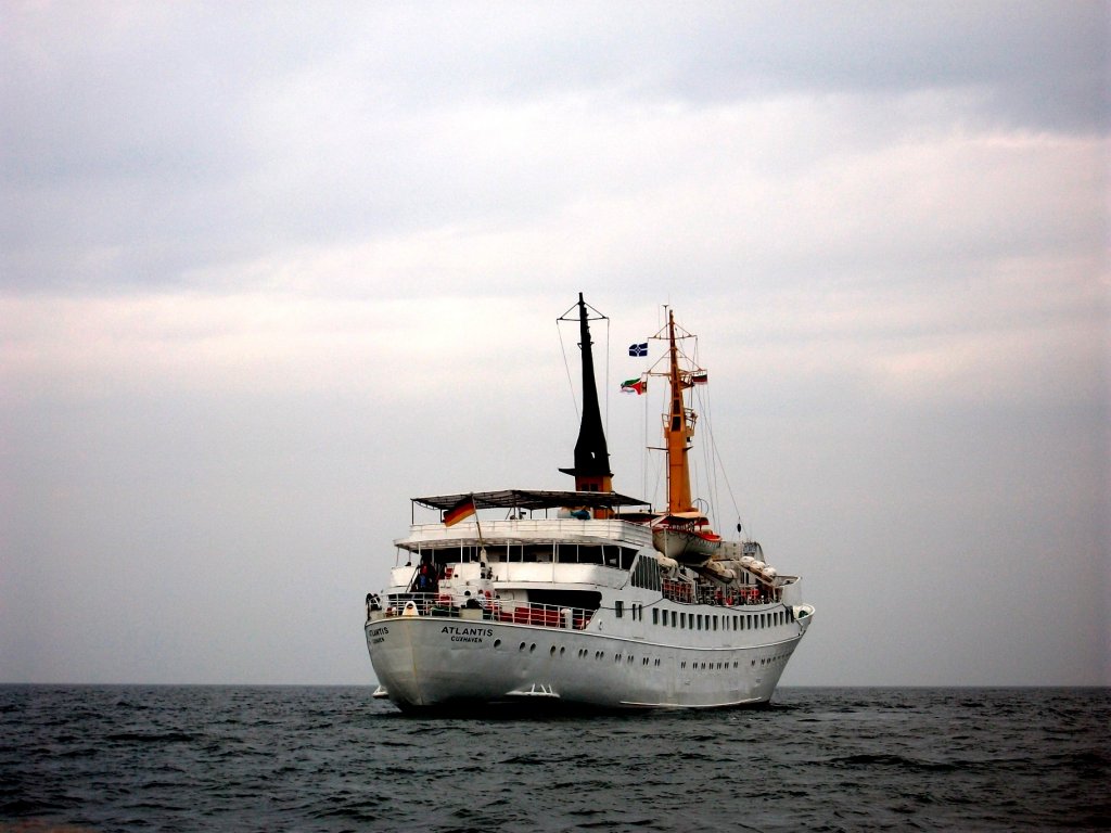 Seebderschiff ATLANTIS auf Reede Helgoland im August 2011