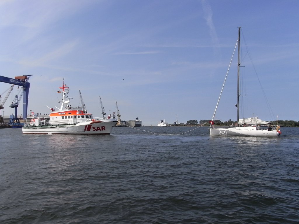 Seenotkreuzer  Arkona , stationiert in Warnemnde.
Hier bei einem kleineren Seenotfall, der Bergung einer Segelyacht welche sich auf der sogenannten  Touristenbank  in Rostock festgefahren hatte. Die Leinenverbindung wurde hergestellt und der Festkommer heruntergezogen.