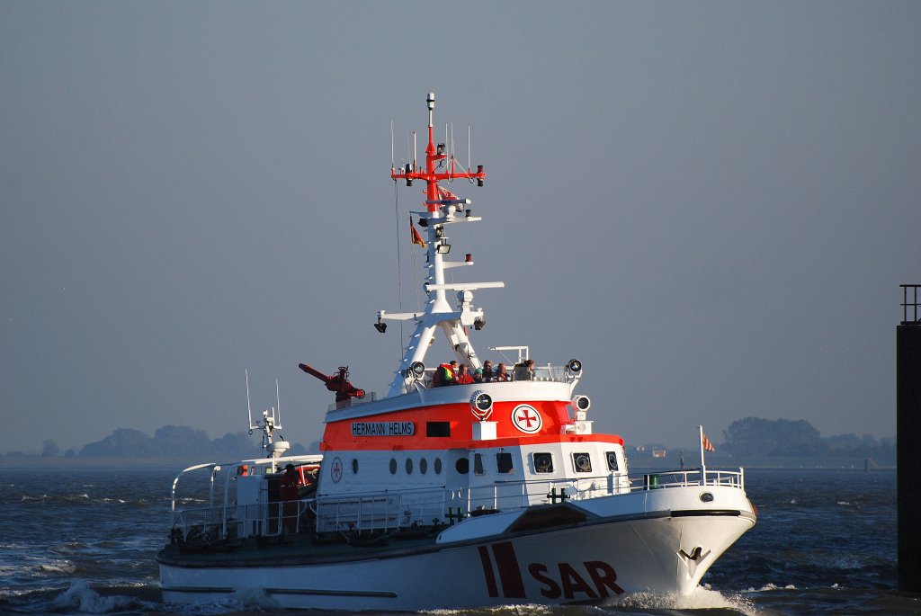 Seenotkreuzer Hermann Helms Lnge:28.0m Breite:7.0m einlaufend in Cuxhaven am 10.10.10