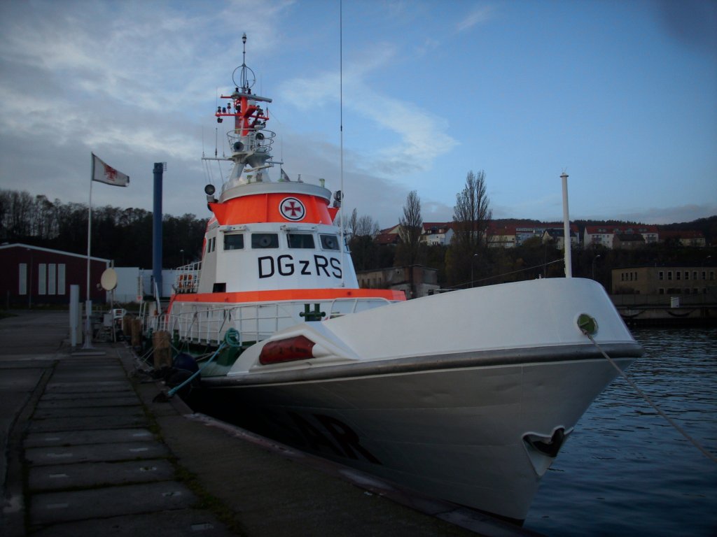 Seenotkreuzer  JOHN T.ESSBERGER  am 15.November 2009 im Hafen von Sassnitz.