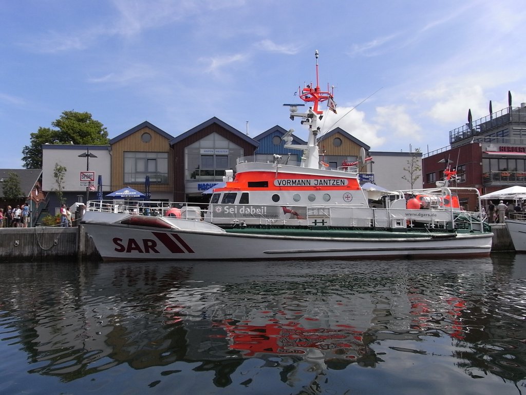 Seenotkreuzer  Vormann Jantzen  in Warnemnde im Alten Strom